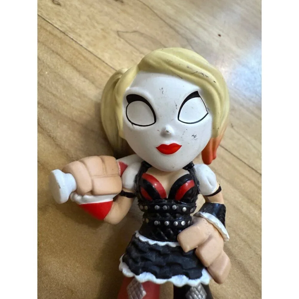 Funko Harley Quinn Vinyl Figure (2015) - Picture 2 of 8